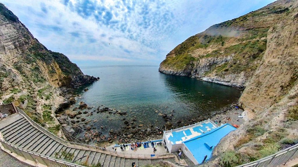 La Baia di Sorgeto con le sorgenti termali nel mare