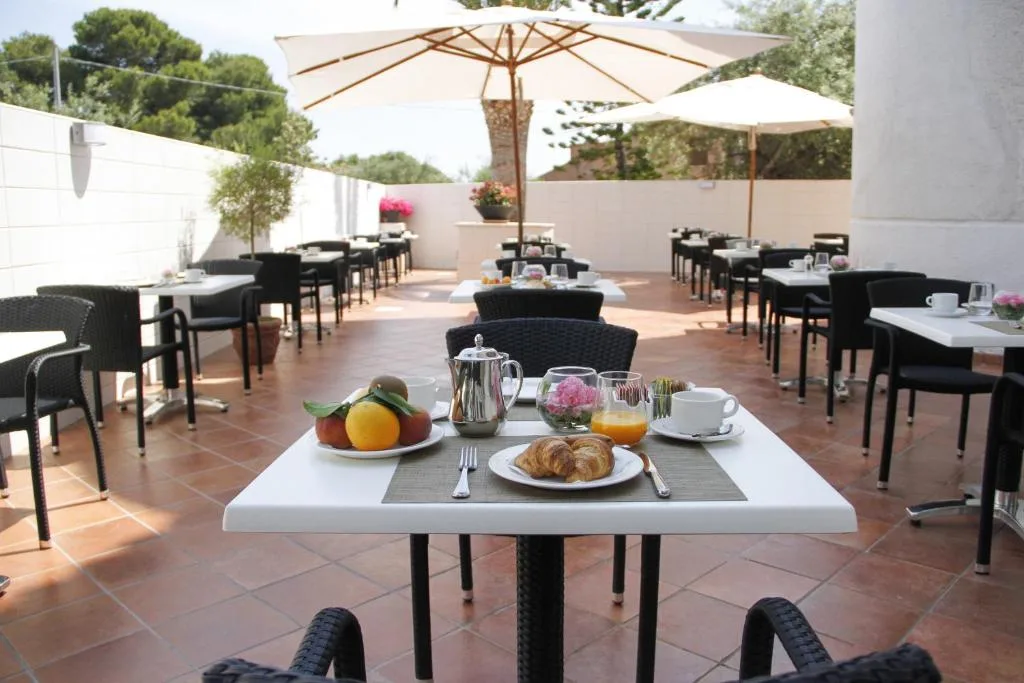 Tavolo della colazione con cornetti e frutta sulla terrazza esterna