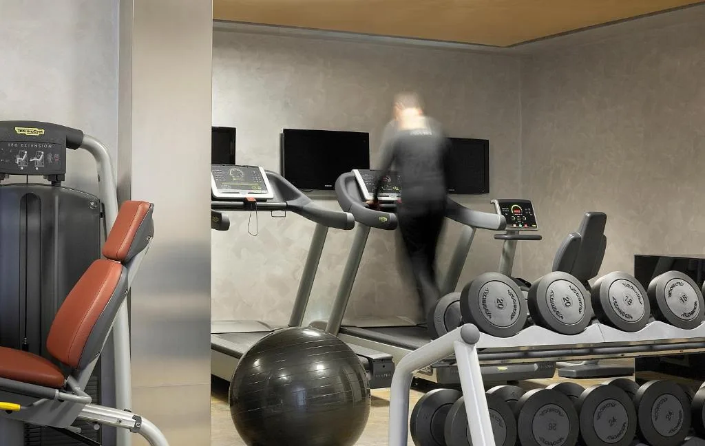 Palestra attrezzata con tapis roulant, pesi e macchinari fitness