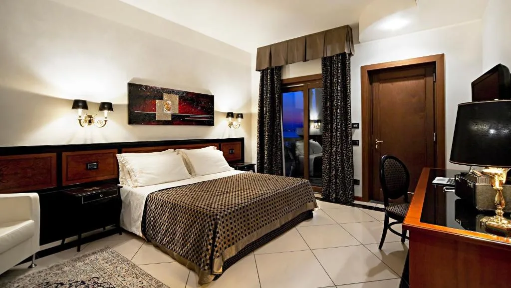 Camera da letto raffinata con letto matrimoniale, testiera in legno e vista serale