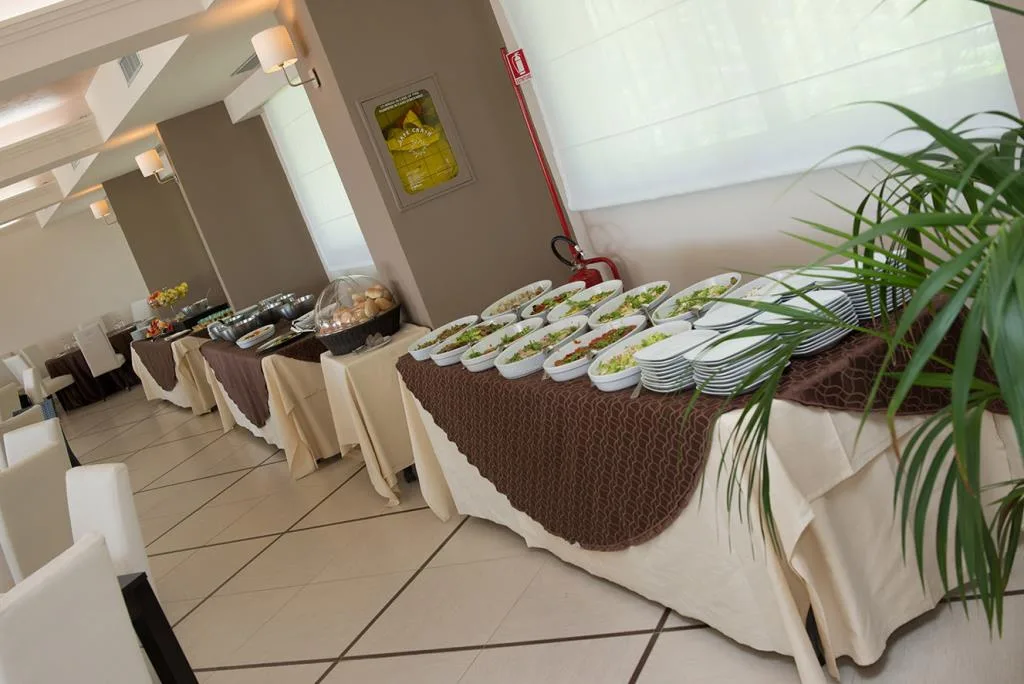 Buffet di insalate e piatti freddi nella sala ristorante dell'hotel