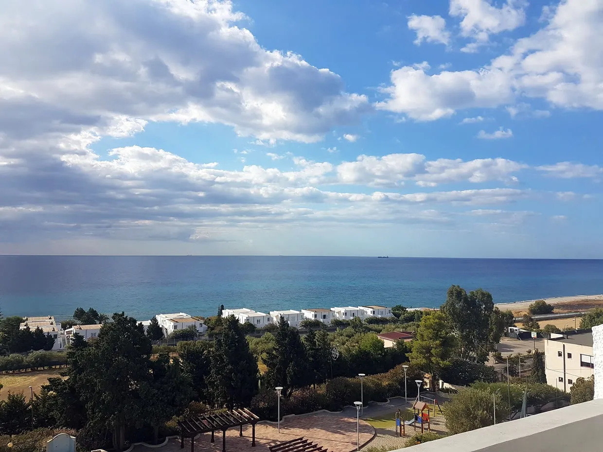 Vista panoramica sul mare con area giochi e giardino dell'hotel