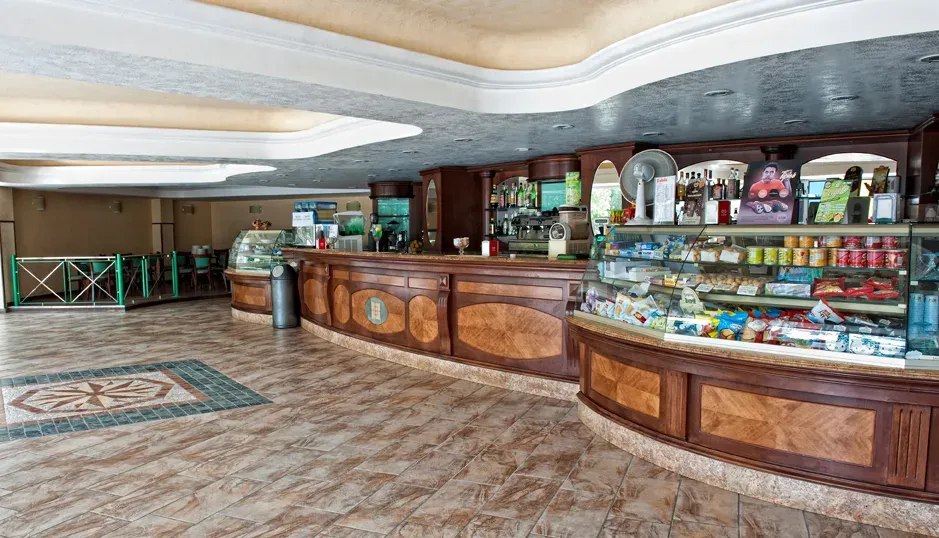 Bancone bar dell'hotel con espositore di dolci e bevande