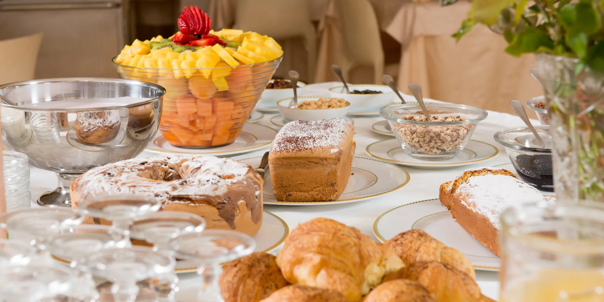 Buffet della colazione con dolci, frutta fresca e cereali