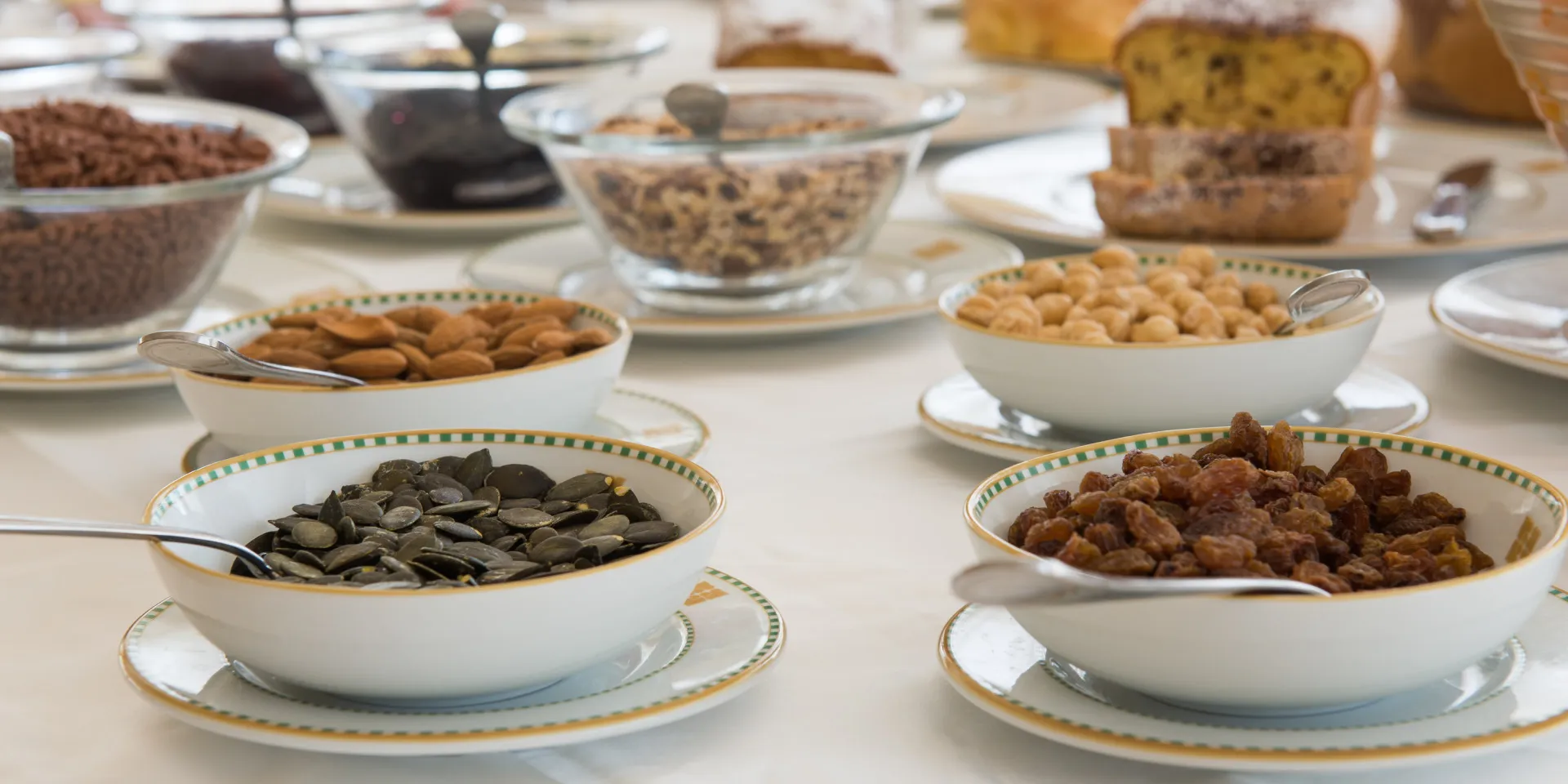 Buffet con ciotole di frutta secca, semi e cereali per la colazione