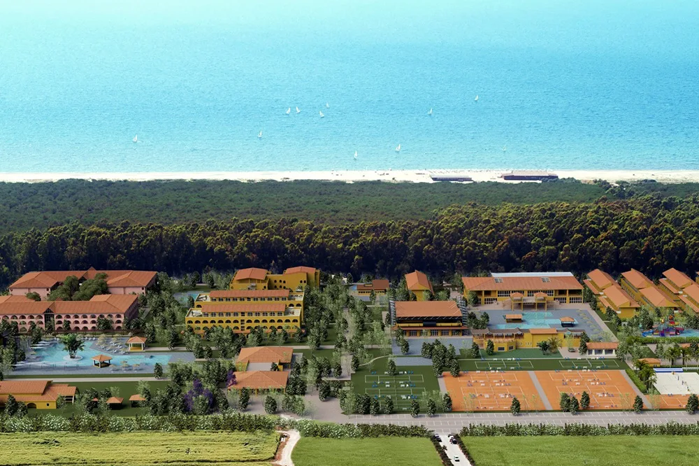 Vista aerea del resort affacciato sul mare con pineta e ampie strutture