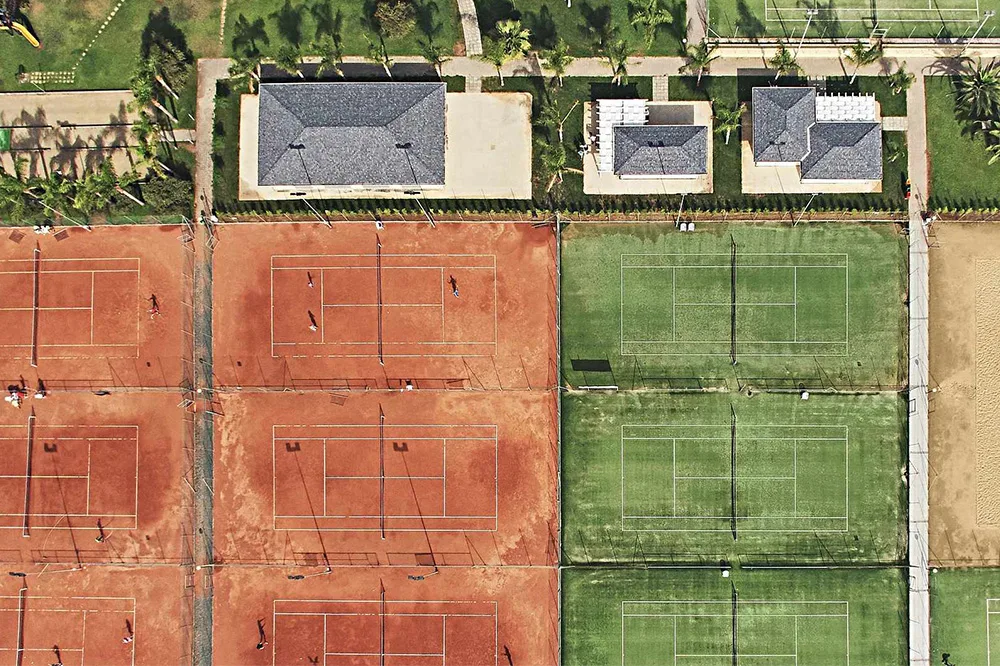 Campi da tennis in terra rossa ed erba sintetica visti dall'alto