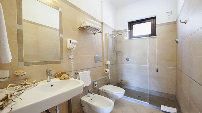 Bagno con lavabo, bidet, WC e doccia con box in vetro