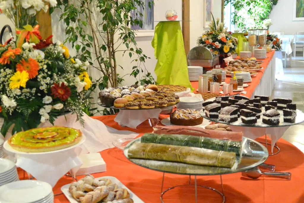 Buffet di dolci e prodotti da forno con decorazioni floreali
