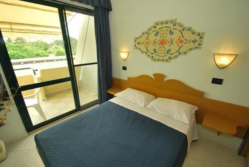 Camera da letto matrimoniale con balcone e vista sul verde