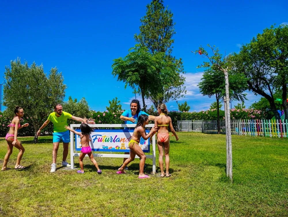 Attività per bambini nel giardino con animatori vicino all'insegna Futurland