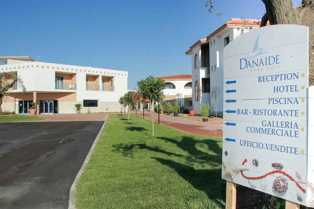 Cartello segnaletico del Danaide Resort con indicazioni dei servizi