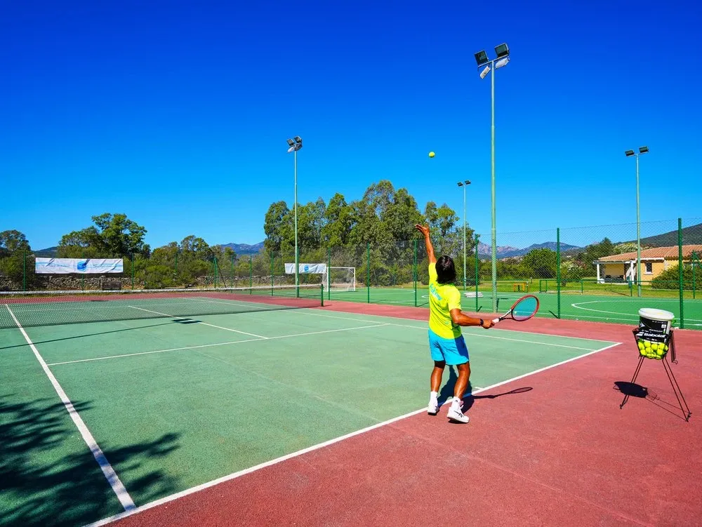Campo da tennis con giocatore che effettua un servizio