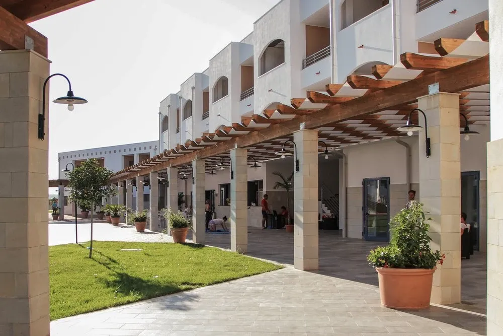 Porticato con pergolato in legno lungo gli edifici del resort