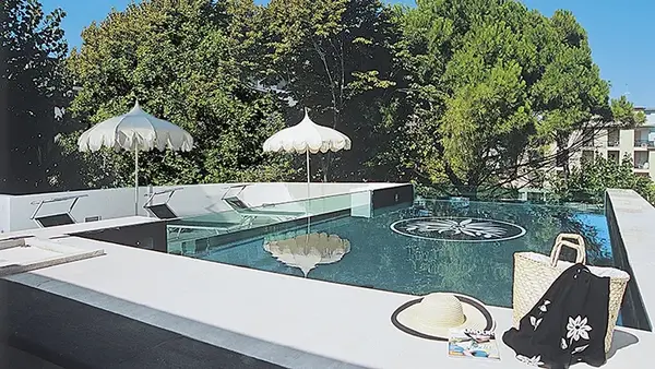 M Glamour Hotel