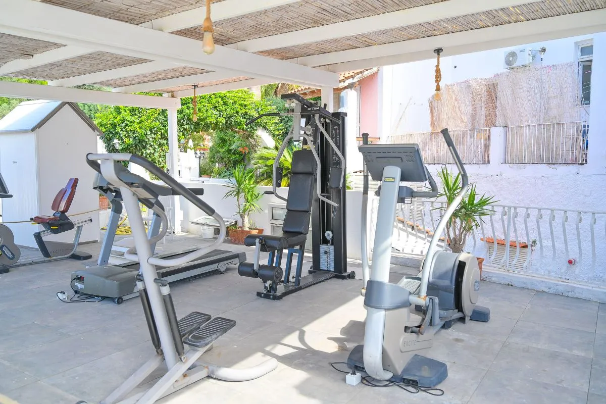 Area fitness all'aperto con attrezzi da palestra