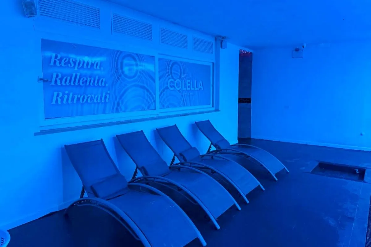 Lettini relax nella zona benessere illuminata di blu