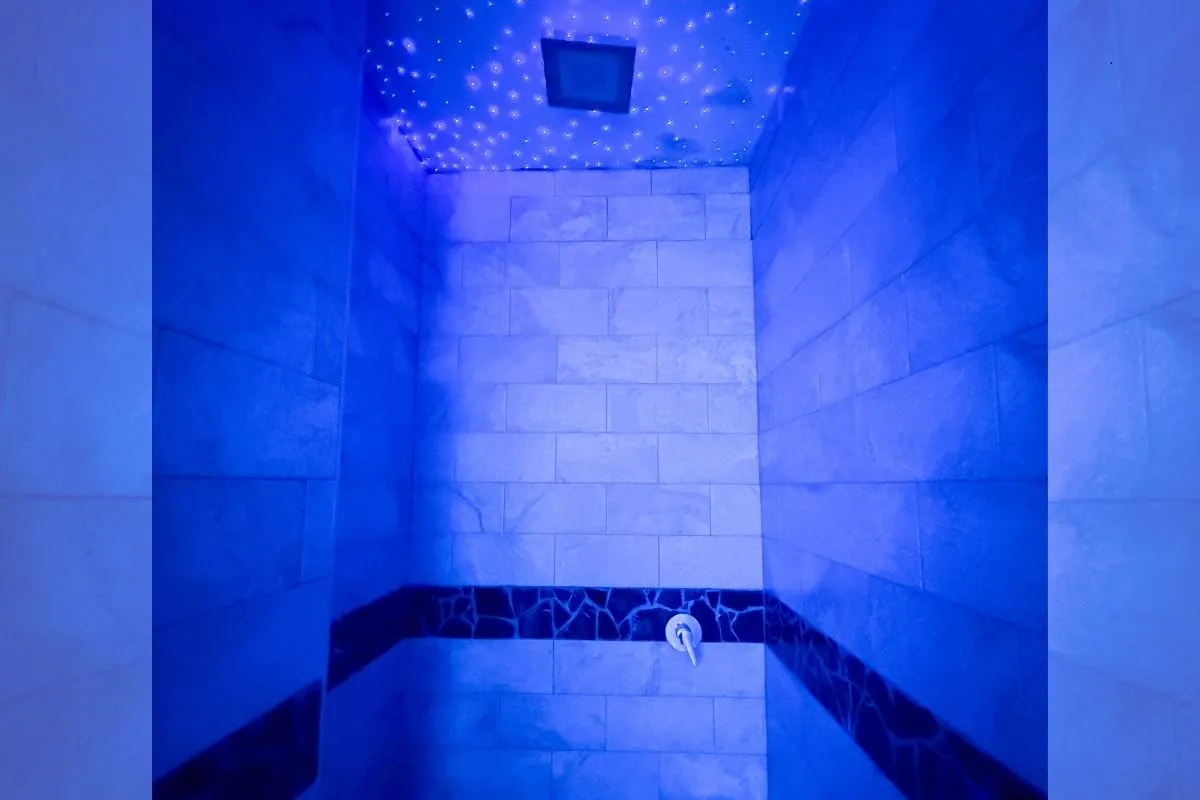Doccia emozionale con illuminazione blu e soffitto a cielo stellato
