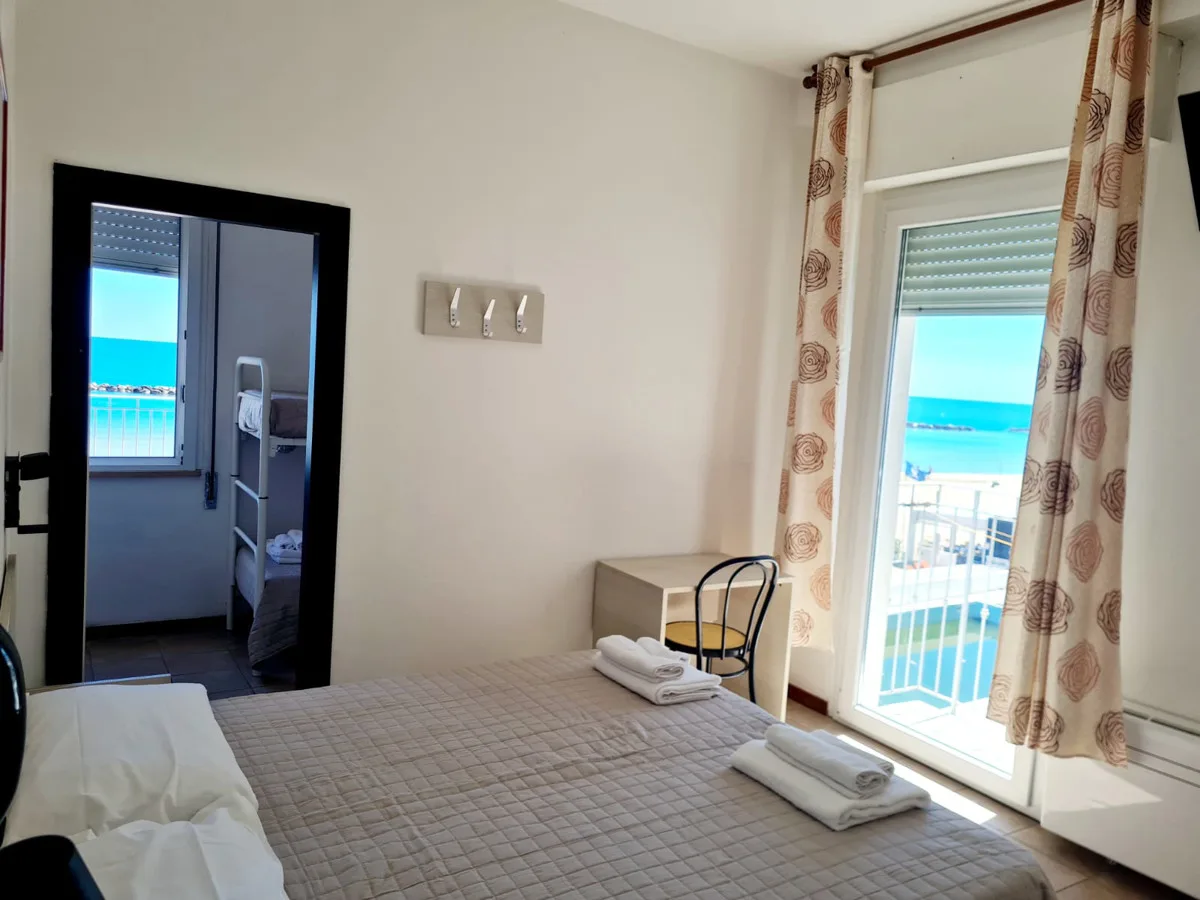 Camera con letto matrimoniale, balcone con vista mare e camera comunicante