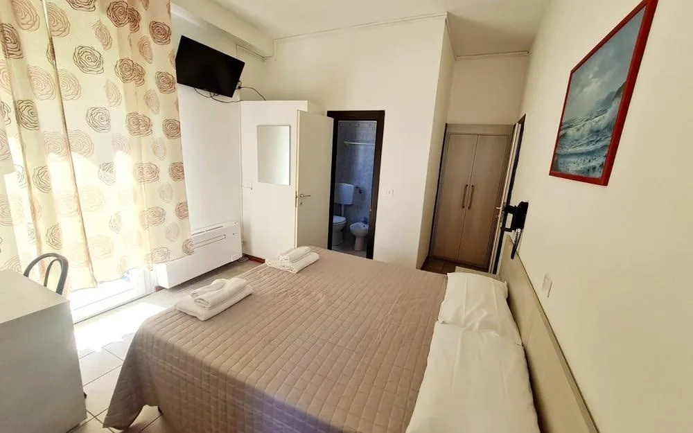 Camera matrimoniale con TV, armadio e bagno privato