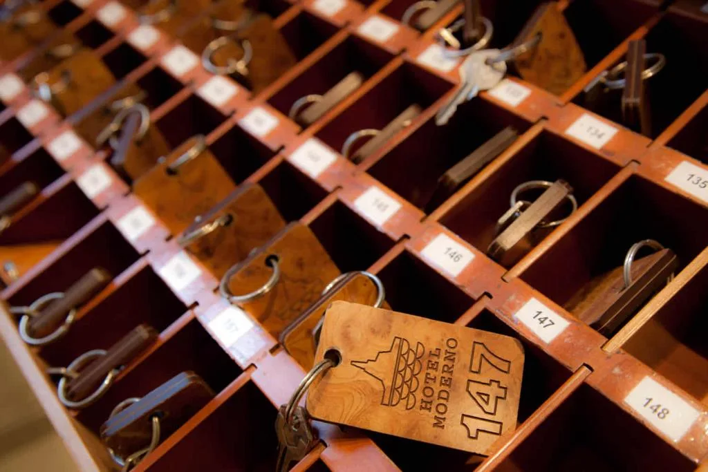 Bacheca portachiavi in legno con targhette Hotel Moderno