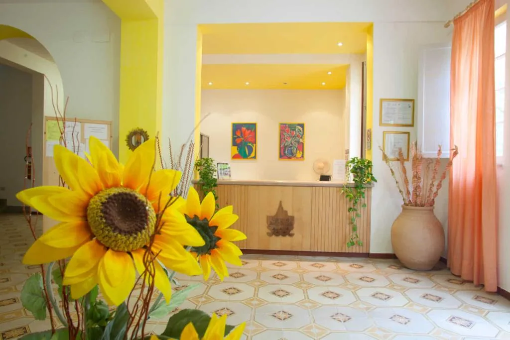 Reception con grande girasole decorativo in primo piano e banco in legno