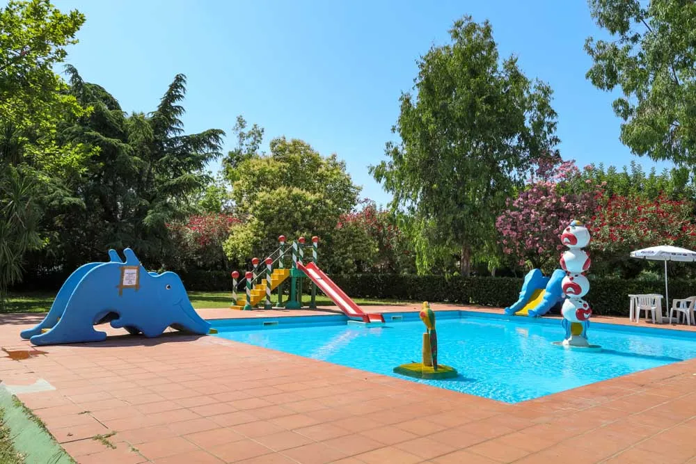 Piscina per bambini con scivoli e giochi colorati nel parco