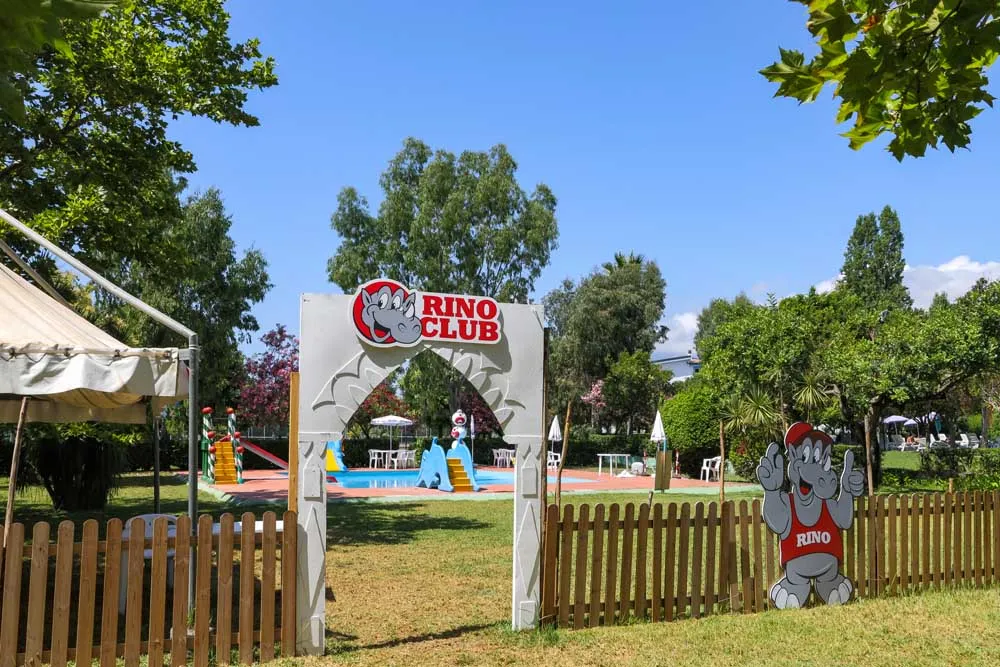 Ingresso del Rino Club mini club per bambini con area giochi