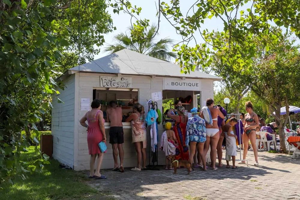 Chiosco fotografo e boutique con ospiti in fila all'aperto