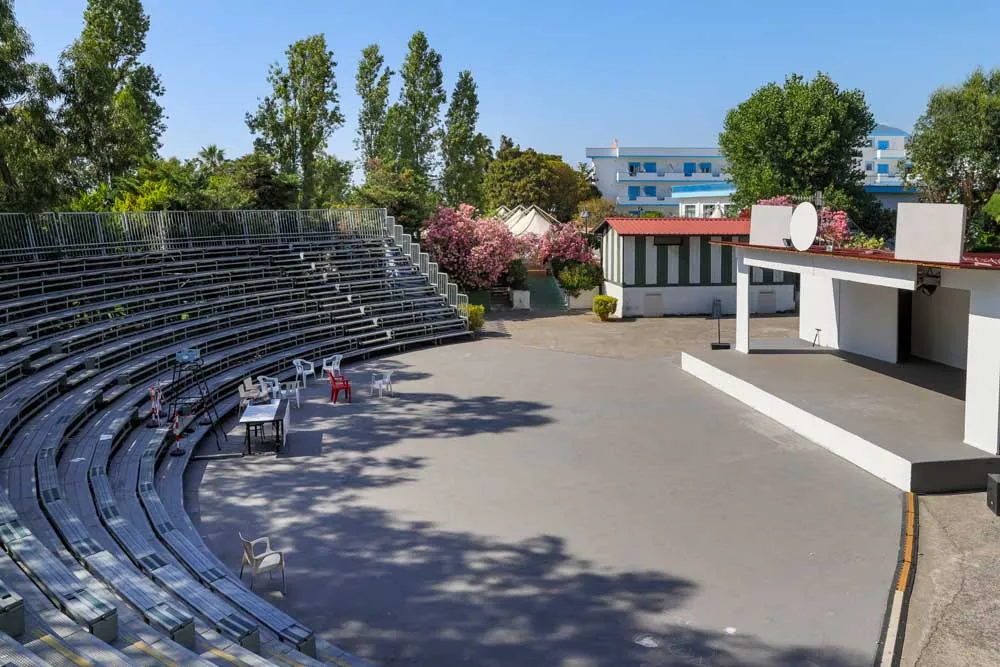 Anfiteatro all'aperto con gradinate e palco durante il giorno