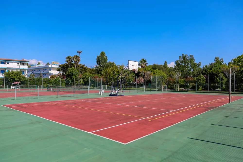 Campo polivalente da tennis e basket con superficie rossa e verde