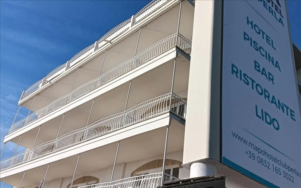Facciata dell'hotel con insegna di piscina, bar, ristorante e lido