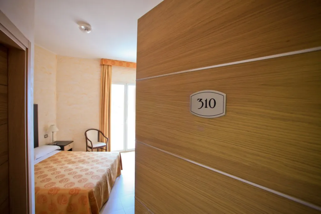 Ingresso di camera numero 310 con letto matrimoniale e accesso al balcone