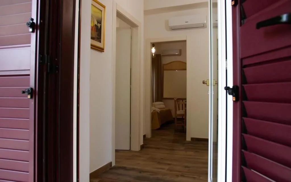 Corridoio interno di camera con aria condizionata e pavimento in legno