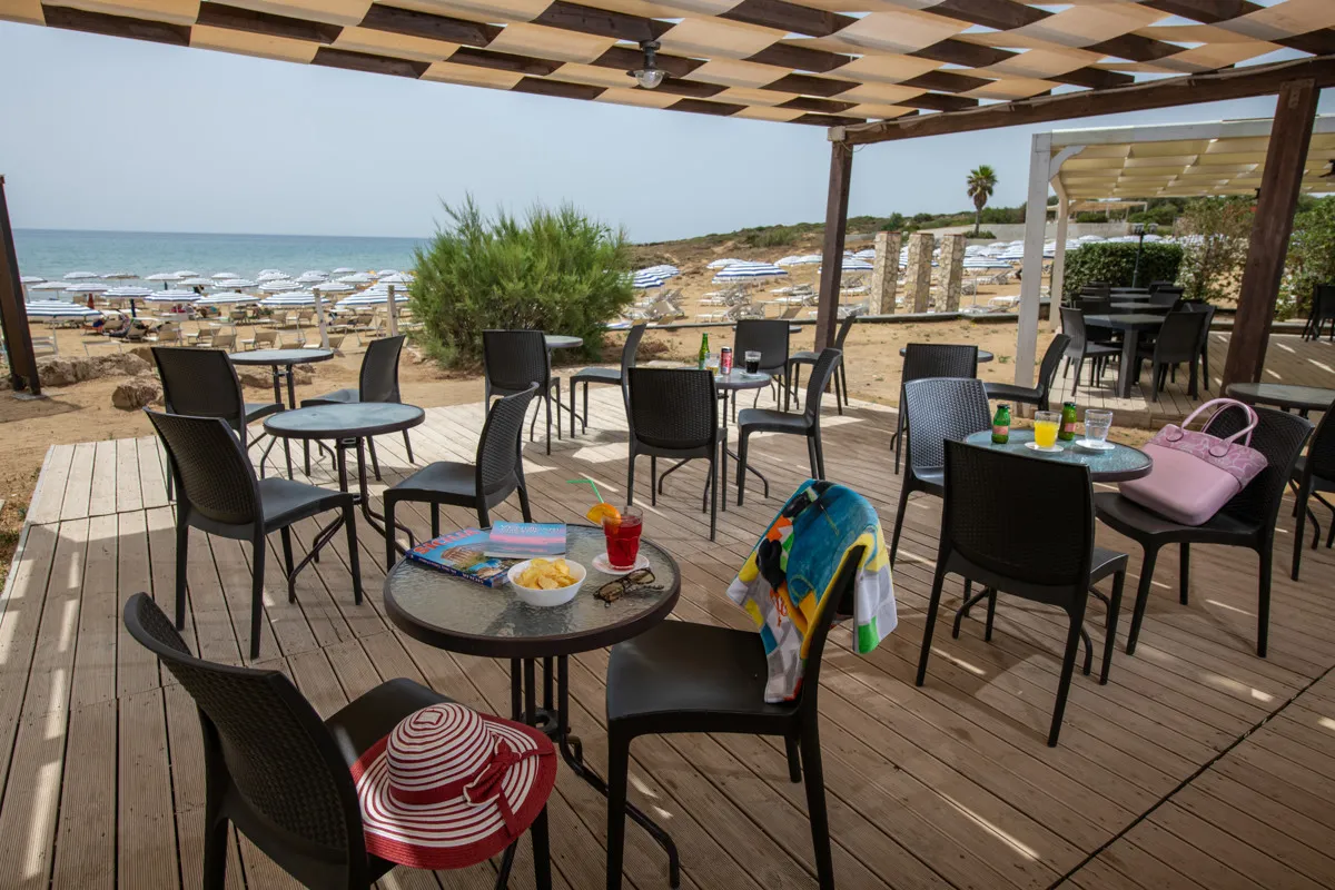 Terrazza bar con pergolato e vista sulla spiaggia e sul mare