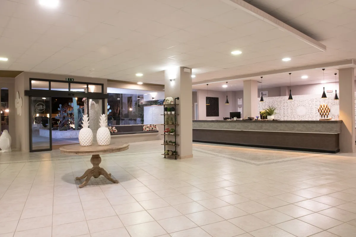 Hall dell'hotel con reception moderna e tavolo decorativo