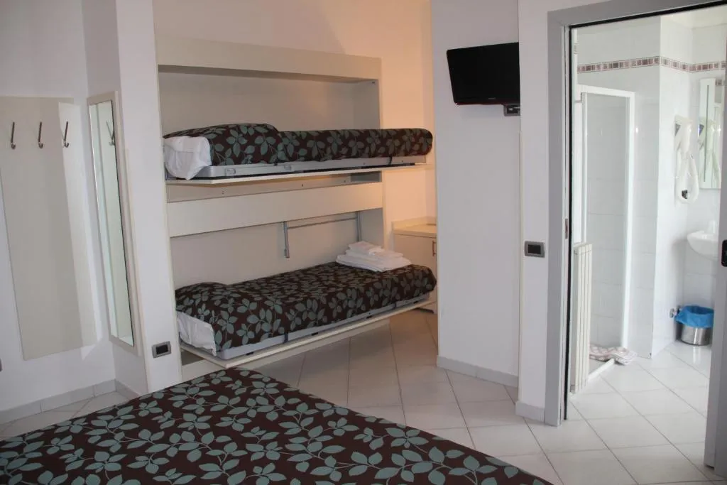 Camera con letti a castello, TV a parete e bagno privato adiacente