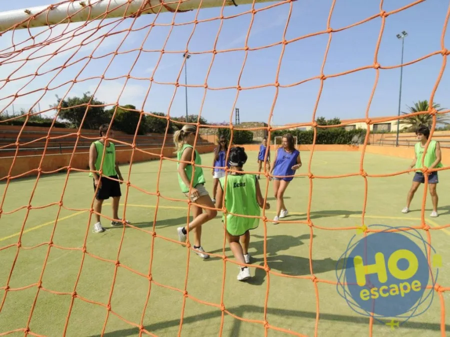 Ragazzi giocano a calcio su un campo sportivo all'aperto del resort