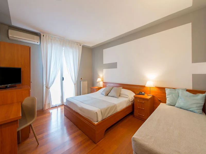 Camera tripla con letto matrimoniale, letto singolo e TV