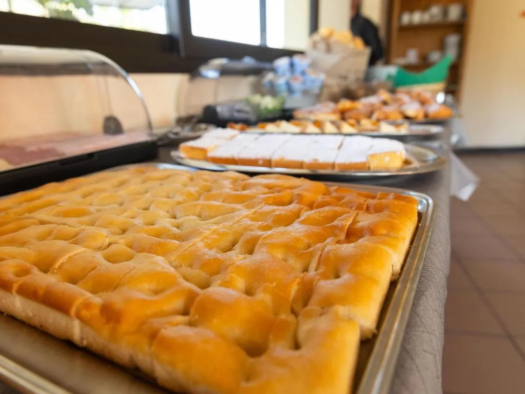 Buffet della colazione con focaccia ligure e dolci su vassoi