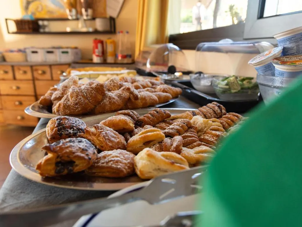 Buffet della colazione con croissant e dolci assortiti su vassoi
