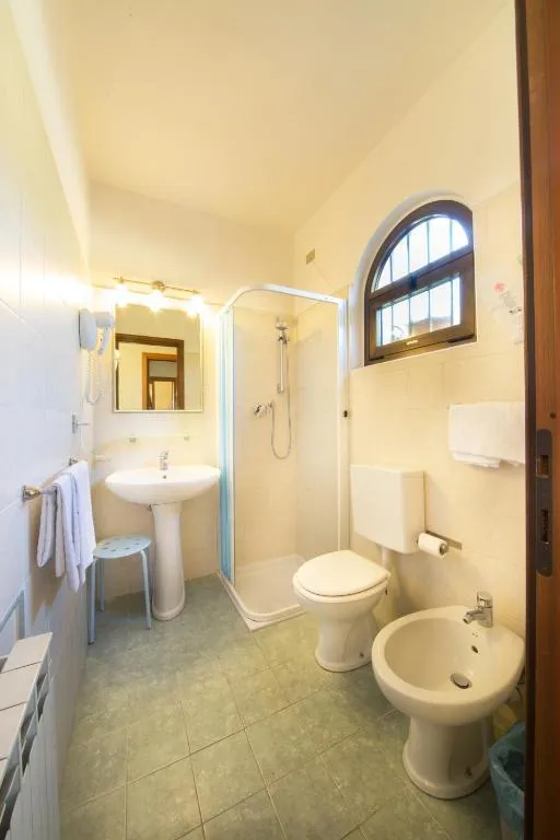 Bagno con doccia, lavabo, WC e bidet con finestra ad arco