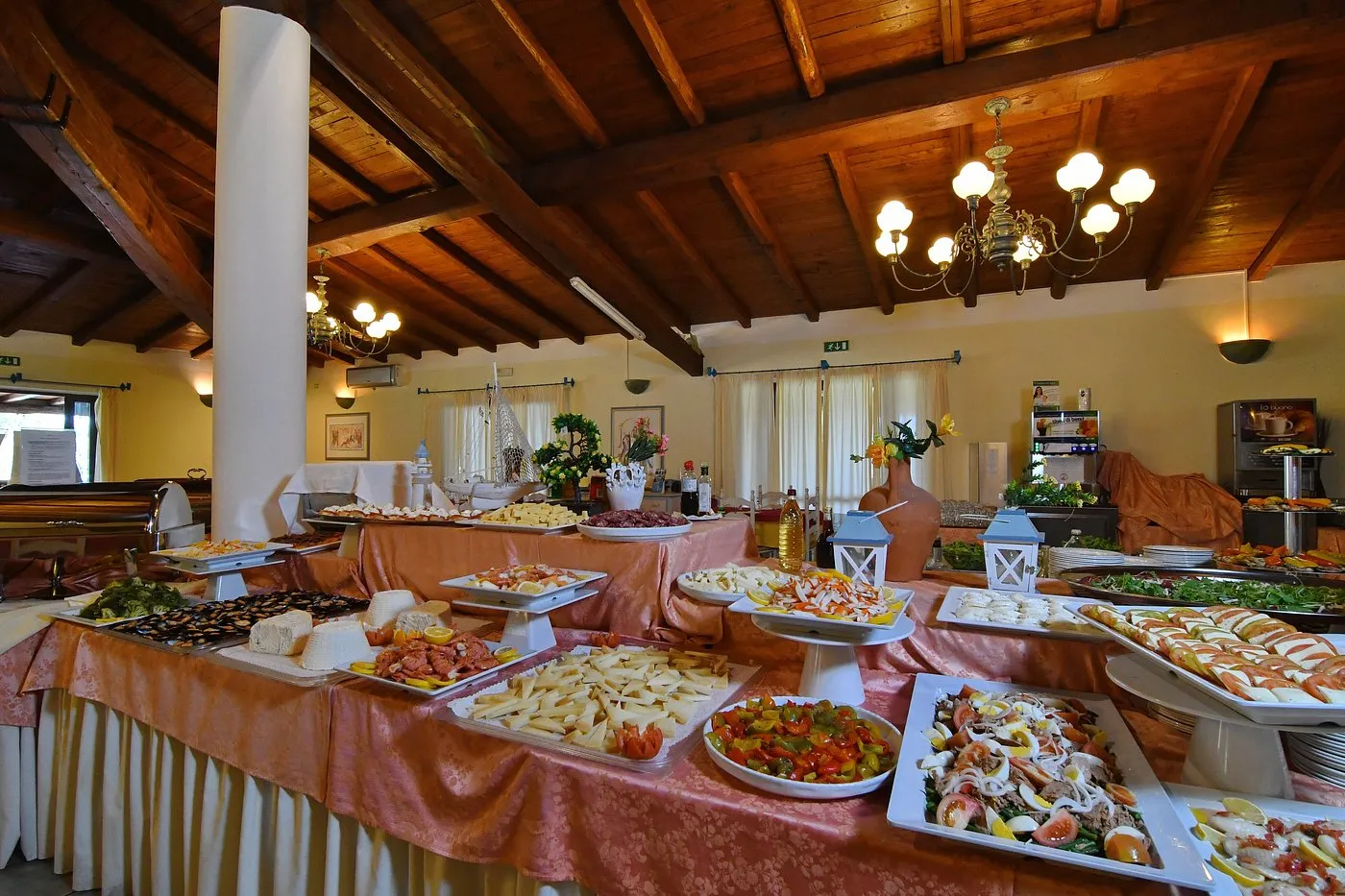 Ricco buffet con salumi, formaggi, verdure e piatti freddi