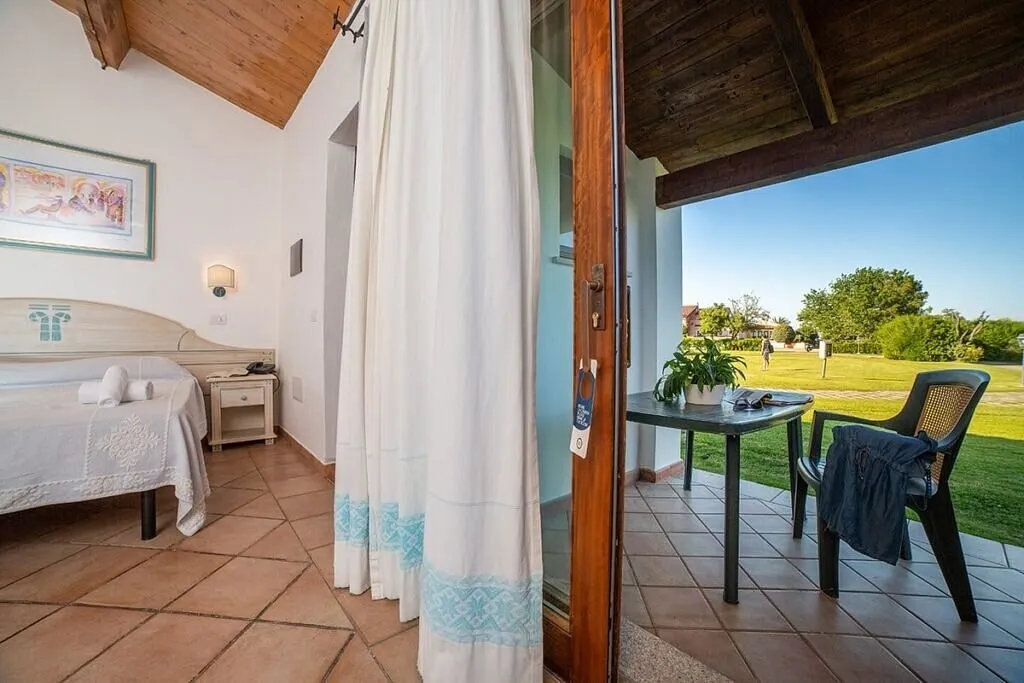 Camera con letto matrimoniale e accesso al terrazzo con vista sul giardino