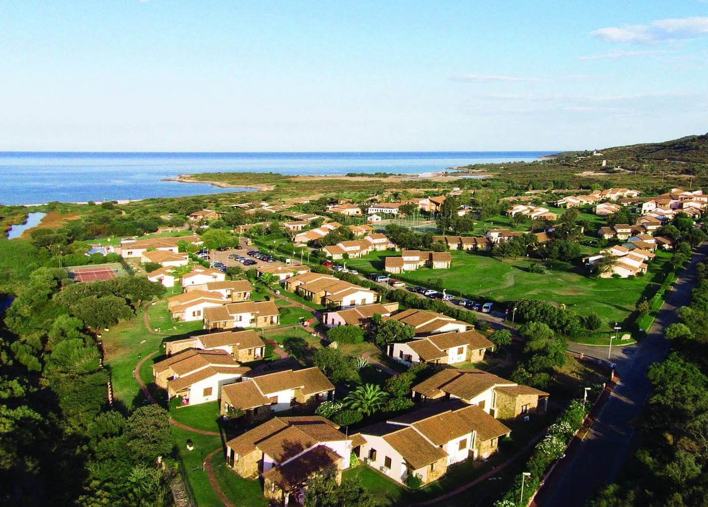 Vista aerea del villaggio turistico immerso nel verde lungo la costa