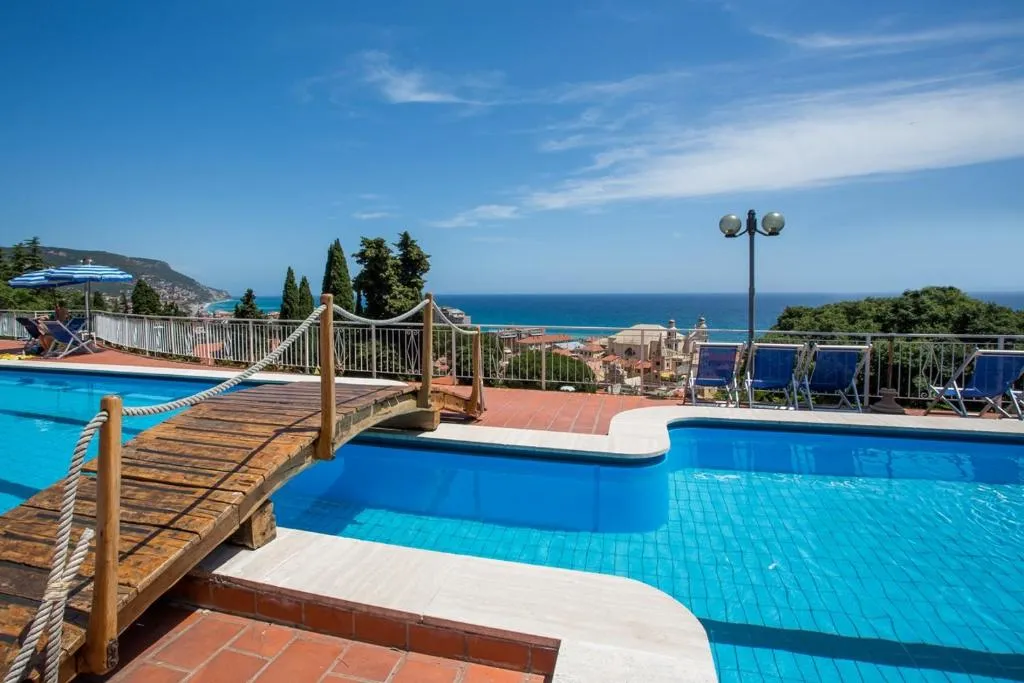 Piscina con ponte in legno e vista mare panoramica dalla terrazza