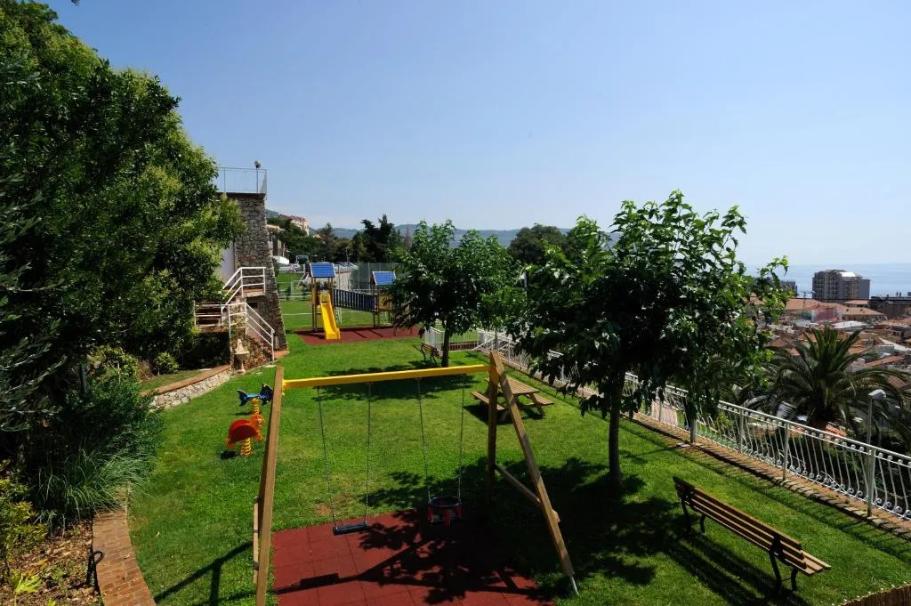 Giardino con parco giochi, altalene e vista sul mare e sul paese