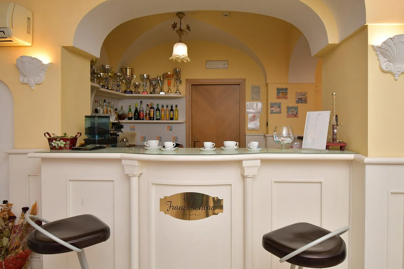 Bancone bar Franceschina con tazzine da caffè e bottiglie