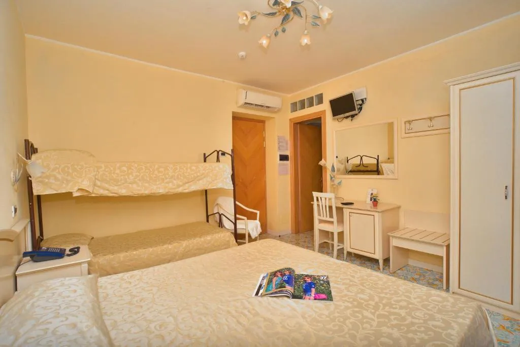 Camera con letto matrimoniale, letto a castello e pavimento decorato