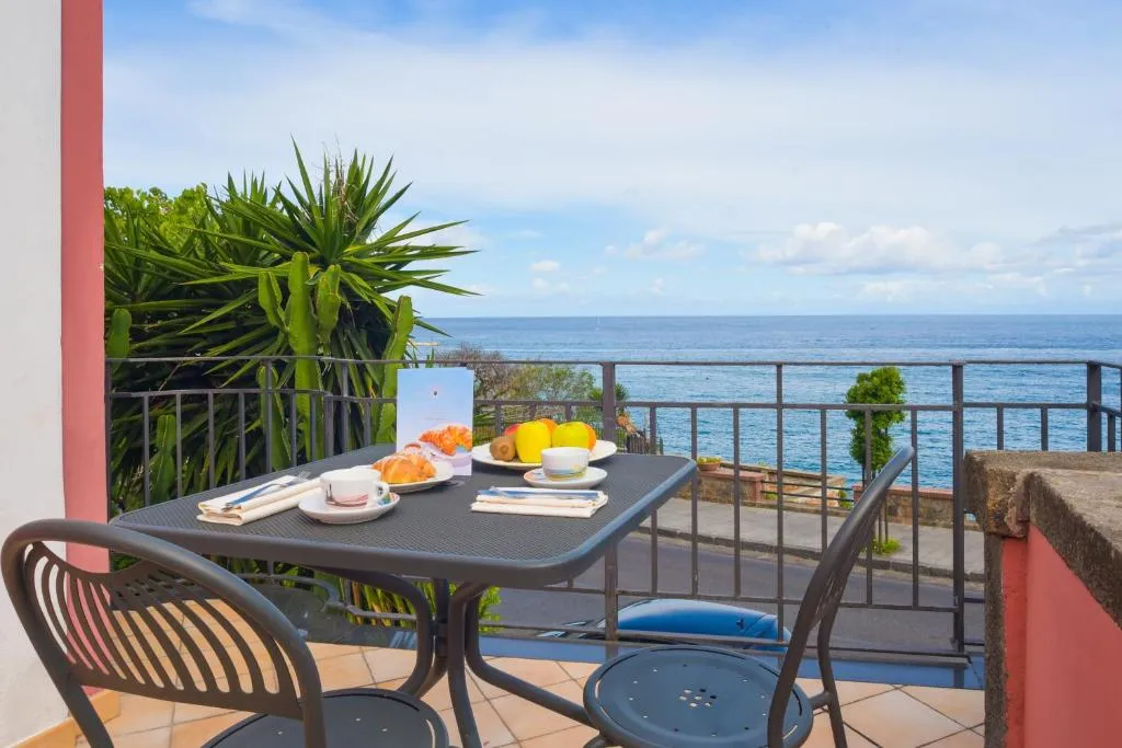 Tavolo per colazione sul balcone con vista panoramica sul mare